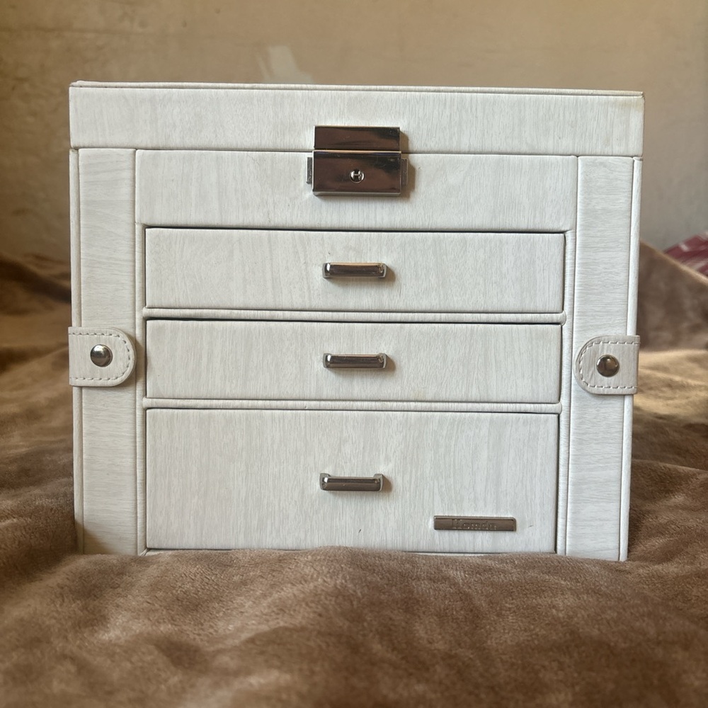 HOMDE Jewelry Box
Retail $40
watch holders, 2 side storage, mirror